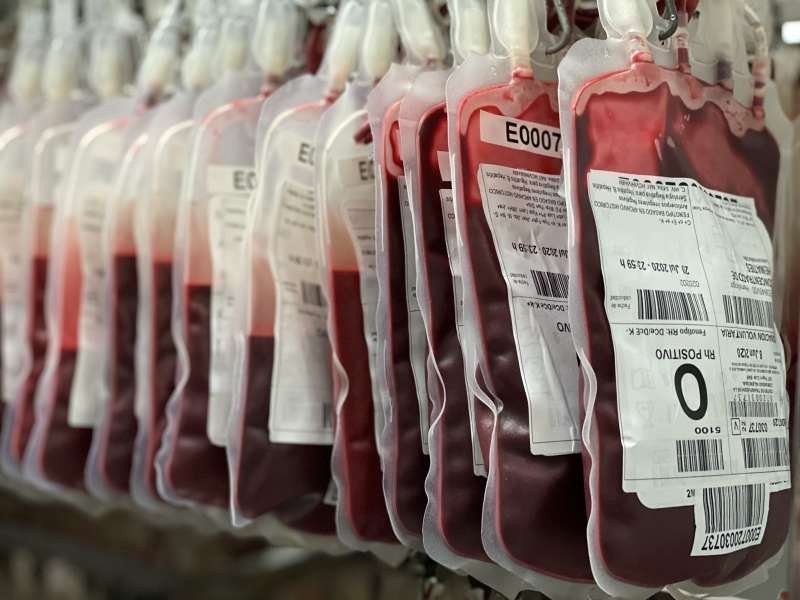 Bolsas de sangre etiquetadas en el banco de sangre